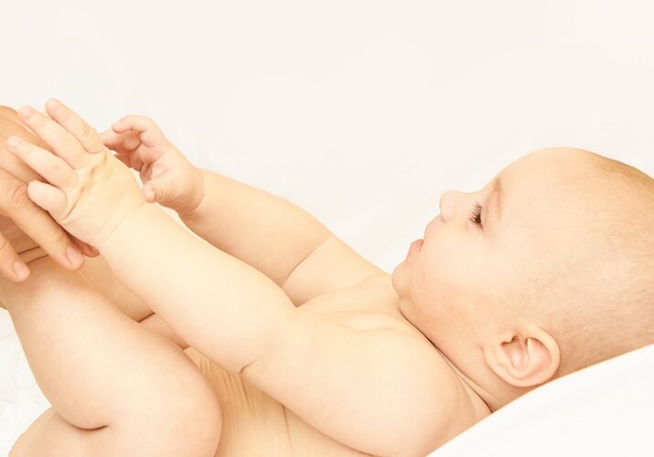 Váha a dĺžka novorodenca a bábätka: Čo je normálne a na čo si dať pozor?